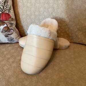 Vionic Cozy Cream Slippers with Faux Fur Lining size 9